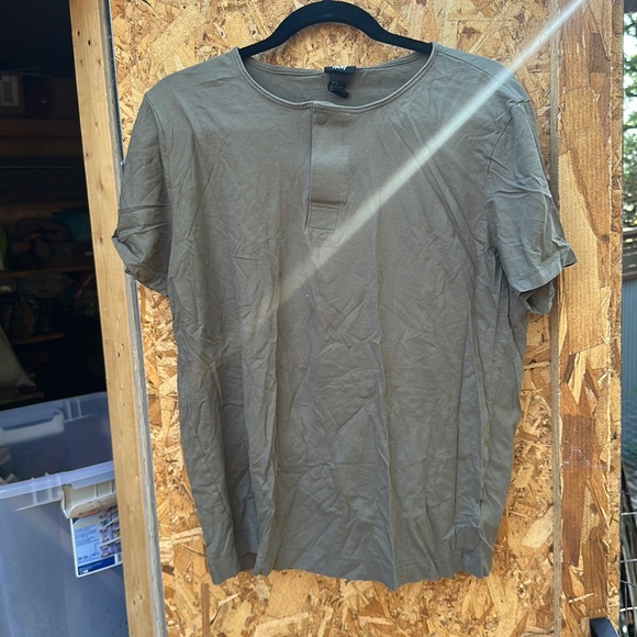 Tshirt - Picture 1 of 2